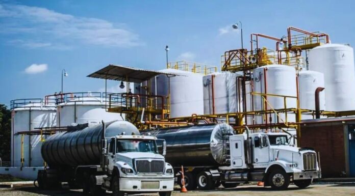 Empleos de Conductor de Camión en Campos Petroleros: Carreras Lucrativas en Transporte y Energía