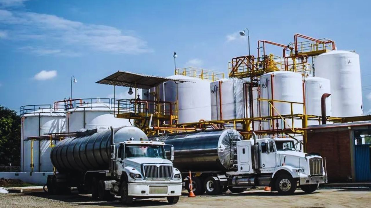 Empleos de Conductor de Camión en Campos Petroleros: Carreras Lucrativas en Transporte y Energía