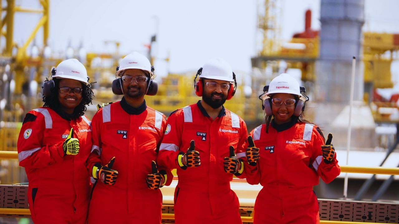 Empleos en Campos Petroleros: Rutas de Formación, Progresión Profesional y Oportunidades