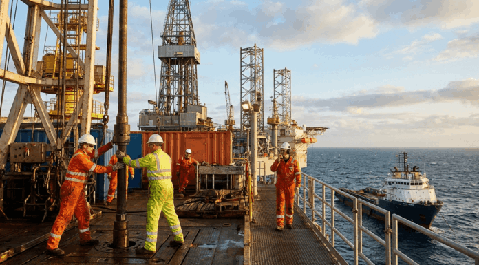 Empleos en Plataformas Petroleras – Descubre carreras energéticas bien remuneradas y con potencial de crecimiento